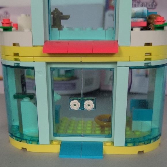 Lego Friends Pet Clinic Set # 41695 - Picture 3 of 8